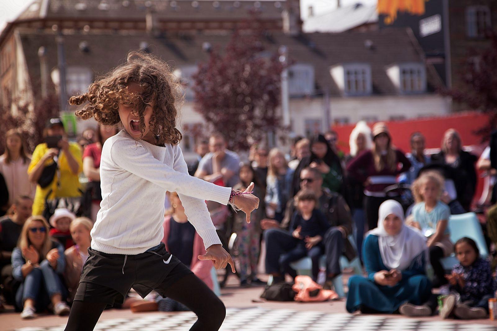 Global Kidz tilbyder danseundervisning for børn og unge. Foreningen har modtaget midler fra Roskilde Festival.